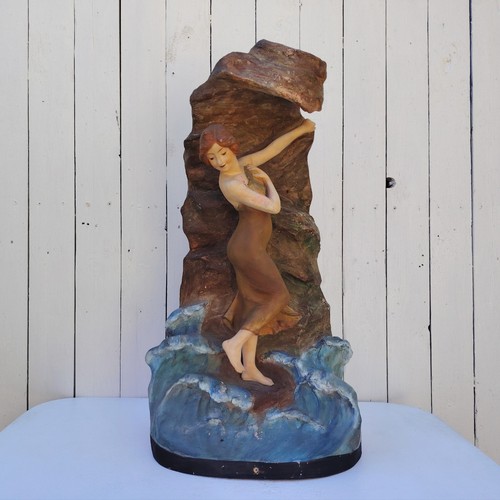 Lampe femme sur rocher - sur,