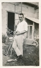 Snapshot homme debout jardin outils jardinage vélo brouette échelle vernicular