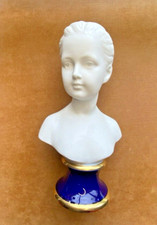 (n°1) Sujets en biscuit bustes  Jeune fille Signée PUSSI d’après Houdon
