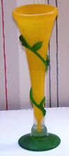 GRAND VASE EN PÂTE DE VERRE JAUNE ENTOURE DE'UN BRANCHE VERTE BELLE COULEUR 1970