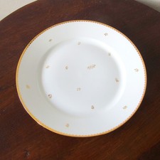 Sèvres. Assiette en porcelaine à décor de brins fleuris or