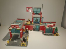 lego caserne de pompier + véhicule 