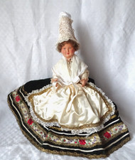 Ancienne poupée folklorique PETITCOLLIN ,superbe costume  , robe velours , 41 cm