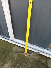 Pioche avec manche en résine jaune