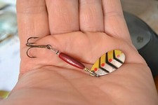 Cuillère tournante ancienne plombage peint, palette zébrée points rouges (Pêche)