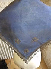 vetement ancien : CHALE REGIONAL -  DENTELLE SUR TOILE GOMMEE BLEUE