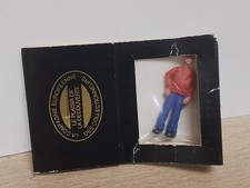F.F.MODELS. 1/43. FIGURINE PERSONNAGE HOMME PULL ROUGE. 4CM. SOUS BLISTER