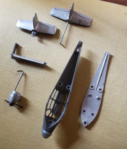 Lot piéces pour avion - piéces,
