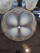 Lalique (1860-1945), plat opalescent modèle coquille, D : 26,5 cm