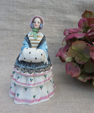 BOÎTE À POUDRE, BONBONNIÈRE EN BISCUIT DE PORCELAINE - ÉLÉGANTE DU XIXème