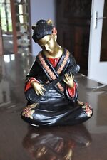 statue de geisha joueuse de musique avec shamisen 