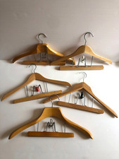 LOT 5 CINTRES AVEC PINCE VINTAGE EN BOIS   VESTE COSTUME TAILLEUR JUPE PANTALON