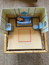 Jouet ancien, petite salle de bain en carton et plastique