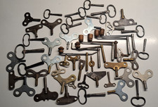 LOT DE 51 ANCIENNES CLES