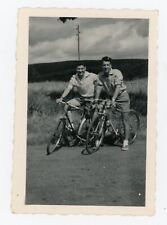 PHOTO snapshot amateur, 2 jeunes hommes à vélo bicyclette gay interest