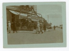 PHOTO SNAPSHOT CYANOTYPE, scène de rue Gare des Autobus structure en fleurs