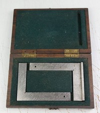 Boite ancienne contenant 2 équerres marquées Dazelle fin XIXeme