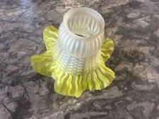 ANCIENNE TULIPE EN VERRE MOULE