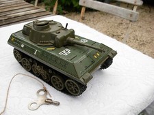 Véhicule Jouet ancien char militaire marque Joustra Tank à remontoir mécanique