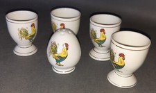 Ensemble de 4 coquetiers en porcelaine avec salière assortie. Décor coq. État co