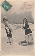 CP NOIR BLANC BONNE ANNEE GARCON BONNET TIRANT PETITE FILLE SUR FER CHEVAL NEIGE