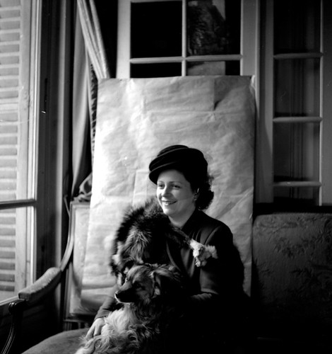 Portrait femme assise étole