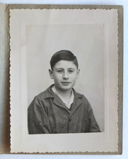 Portrait garçon blouse grise