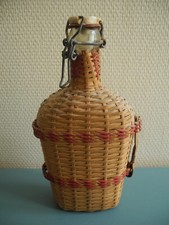 ancienne bouteille gourde eau bénite Lourdes osier old bottle of holy water God