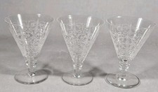 3 Verres Cristal gravés sur pied Très beau Modèle Baccarat St Louis ? Art Déco