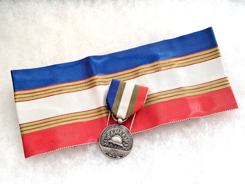 Une médaille brassard - une,