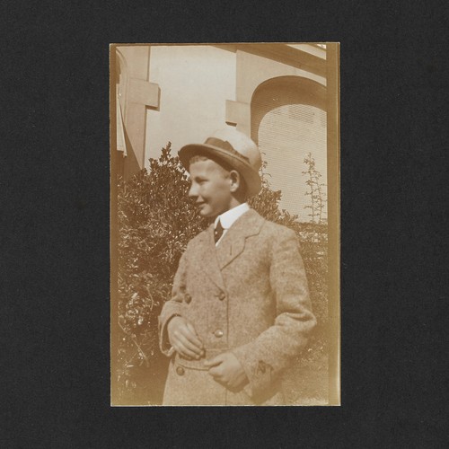 Garçon élégant souriant
