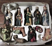Crèche polychrome  en biscuit  de 12 pièces la plus grande fait 18cm.