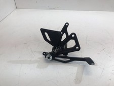 PLATE-FORME AVANT DROITE BENELLI 250 2021-2023 / REPOSE-PIEDS AVANT DROIT