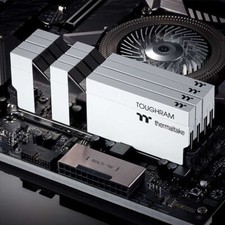 Kit mémoire 4x8Go DDR4 Thermaltake Toughram 3600MHz white