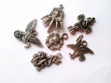 6 pendentifs, médaillon tête de mort, dragons, aigles, griffes d’ours, serpent