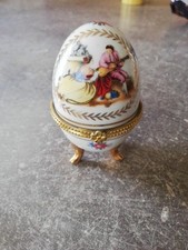Oeuf en Porcelaine sur pieds