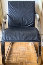 2 chaises cuir, 100 € l'unité : Chaise design en cuir noir et métal chromé