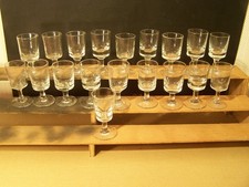 19 verres soufflés de forme cylindrique,a jambe uni h 10 cm