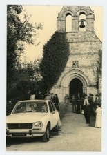 PHOTO, mariage église cloche mariée dans une voiture Peugeot blanche