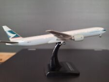 avion miniature métal CATHAY PACIFIC Boeing 777-300 scale 1/400 excellent état
