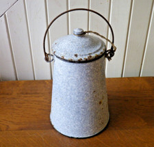 Ancien pot à lait en tôle émaillée