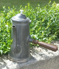 GRANDE CHOCOLATIERE CAFETIERE EN ETAIN ANCIENNE MANCHE EN BOIS BOUTON PORCELAINE