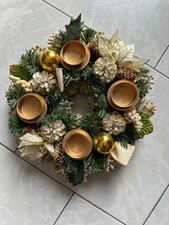 COURONNE CENTRE DE TABLE ROND NOEL FETES - BOUGIES PIGNES DE PIN BOULES 27 CM