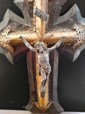 Crucifix mural ancien bois et métal avec bénitier – 42 x 24 cm – fin XIXᵉ siècle