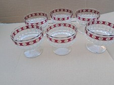 6 jolies  coupes à pieds fruits /glace rouge biseautées en verre hauteur 8.5 cm