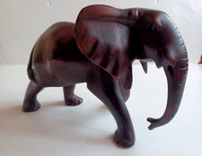 Eléphant en bois  sculpté.