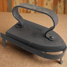 Fer à repasser  FM 6 ancien fonte XIXe XXe siècle support décoration collection