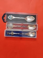 3 petites cuillères de collection.