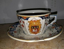 Grosse tasse et sous tasse en faïence  de Rouen Bonsecours 