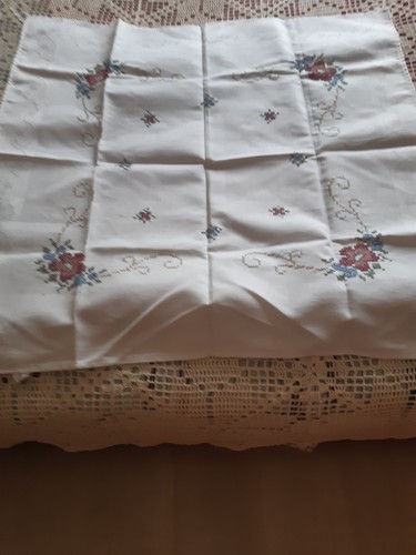 Nappe brodé mains 80 cm - brodé,